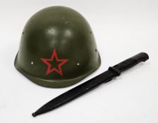 World War II German K98 bayonet and scabbard, the blade marked 42sSW to one side and 4770 to the