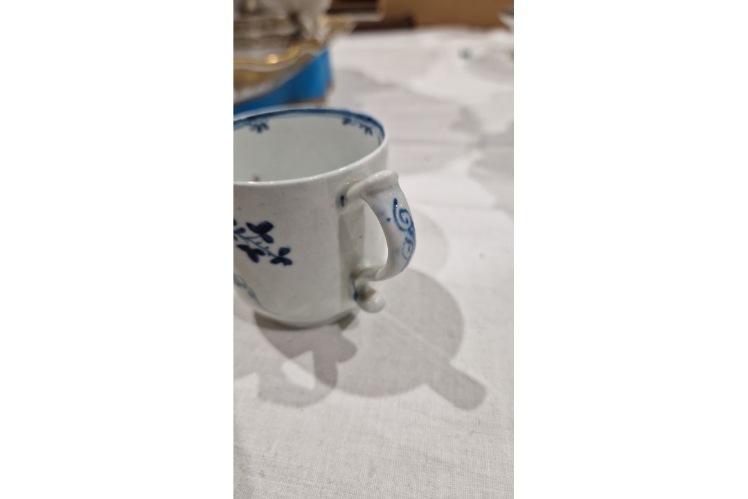 Lowestoft porcelain blue and white coffee can, circa 1765-75, painted with a house in landscape - Image 8 of 13