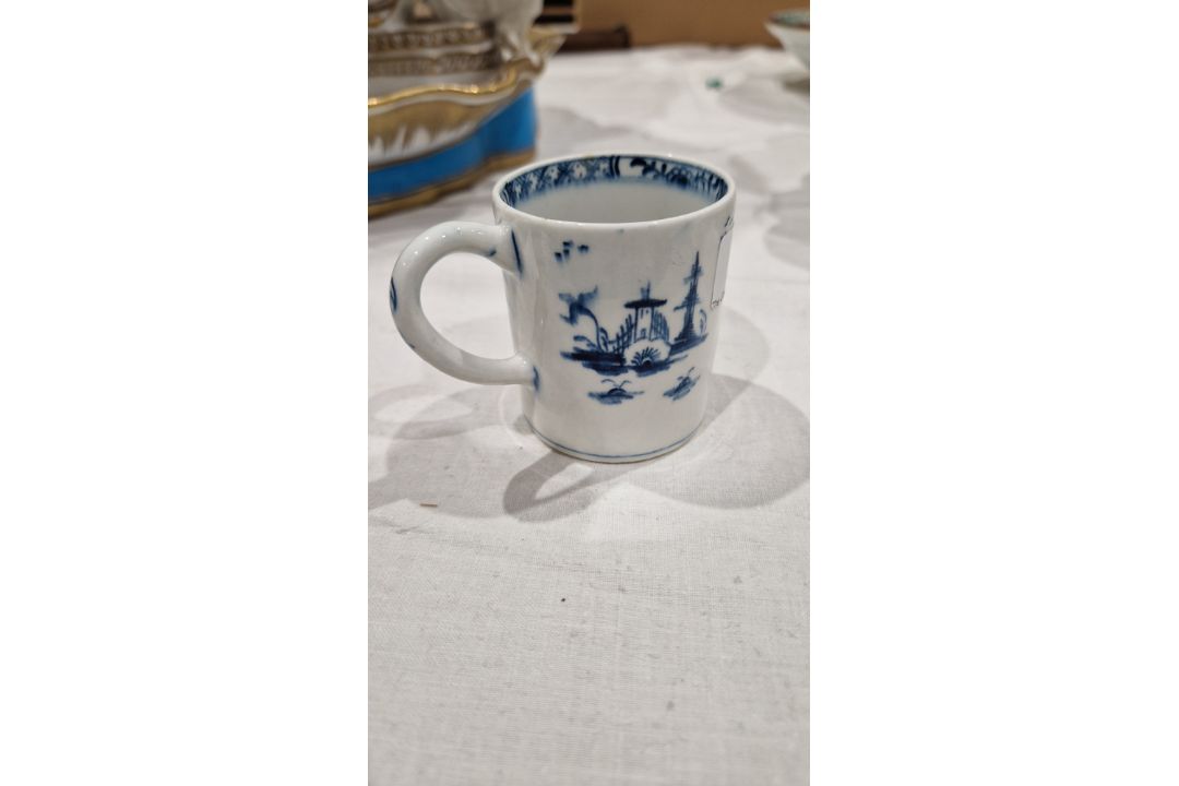 Lowestoft porcelain blue and white coffee can, circa 1765-75, painted with a house in landscape - Image 3 of 13