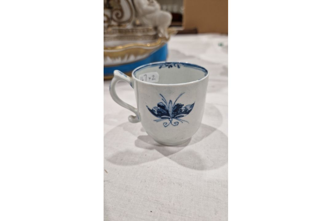 Lowestoft porcelain blue and white coffee can, circa 1765-75, painted with a house in landscape - Image 6 of 13