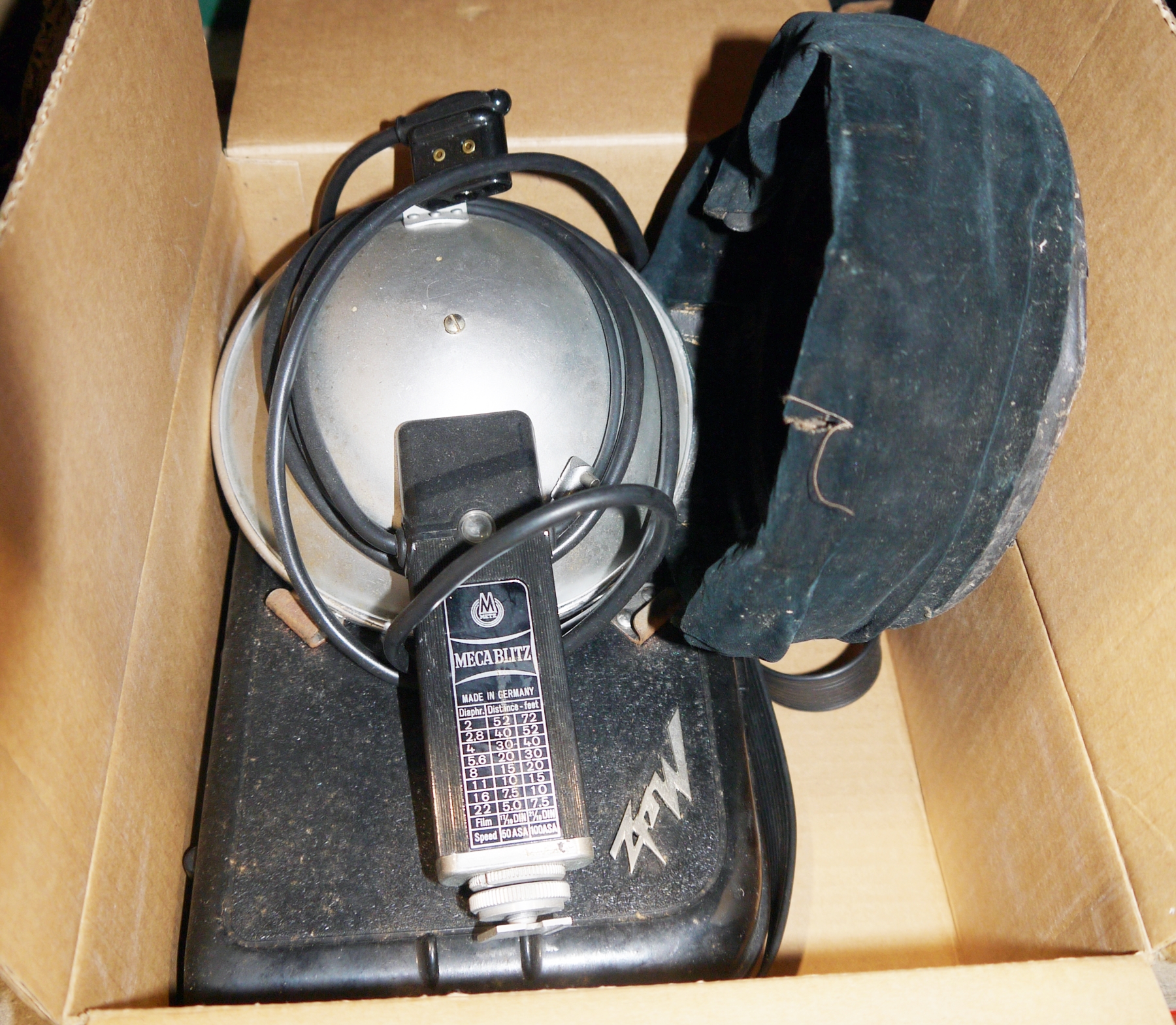 Large lot of collectable items including vintage Bulmer duplicator, two vintage typewriters, Elite - Image 3 of 4