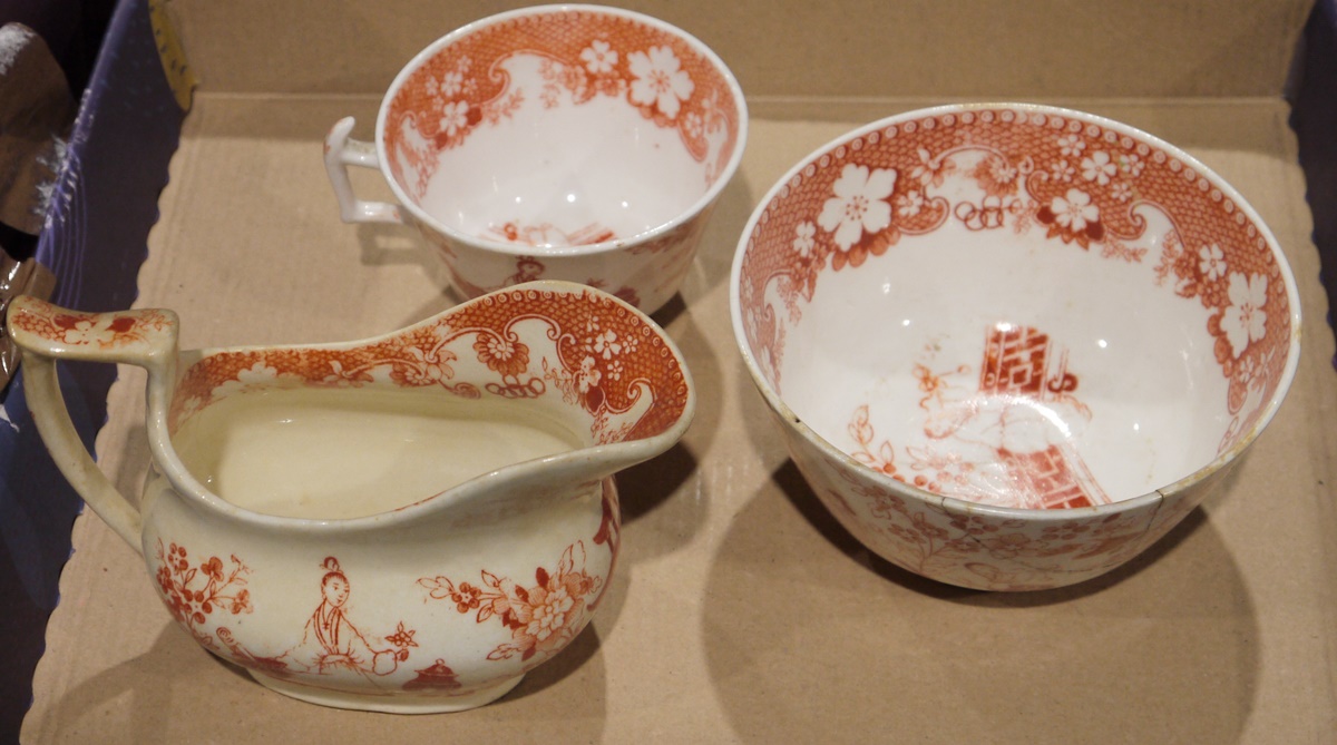Orange and white Eastern style tea service bearing courtyard scene (1 box) - Image 4 of 4