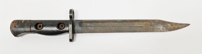 British short bayonet with a 20cm Fullered Bowie blade, the grip stamped L.I.A.3 960-0257 B, 31cm
