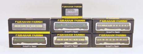 Graham Farish by Bachmann N gauge model railway coaches and rolling stock to include 373-678A 14T