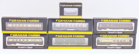 Graham Farish by Bachmann N gauge model railway coaches and rolling stock to include 373-687A 14T
