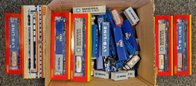 Hornby 00 gauge plastic Virgin Charter Relief coach set R4431 in cardboard sleeve, Hornby R6484