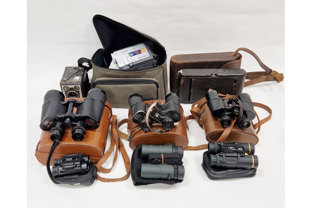 Collection of cameras, equipment and accessories including Pentax MZ-60, Chinon pocket zoom, Canon - Image 1 of 3