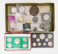 Collection of coin proofs and boxed commemorative coins including ERII 1965, a Macau set from