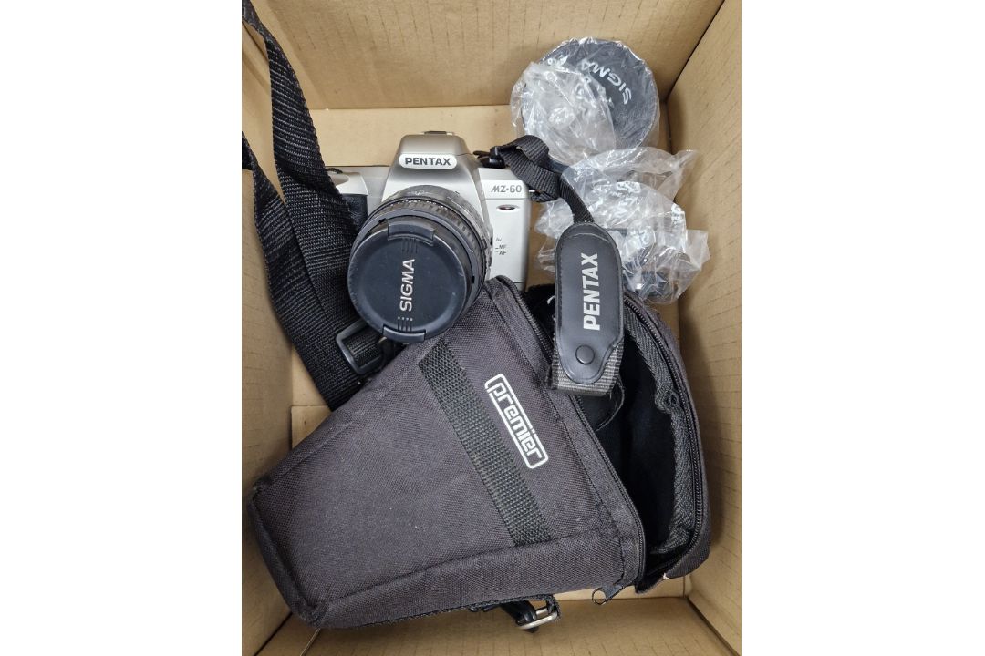 Collection of cameras, equipment and accessories including Pentax MZ-60, Chinon pocket zoom, Canon - Image 2 of 3