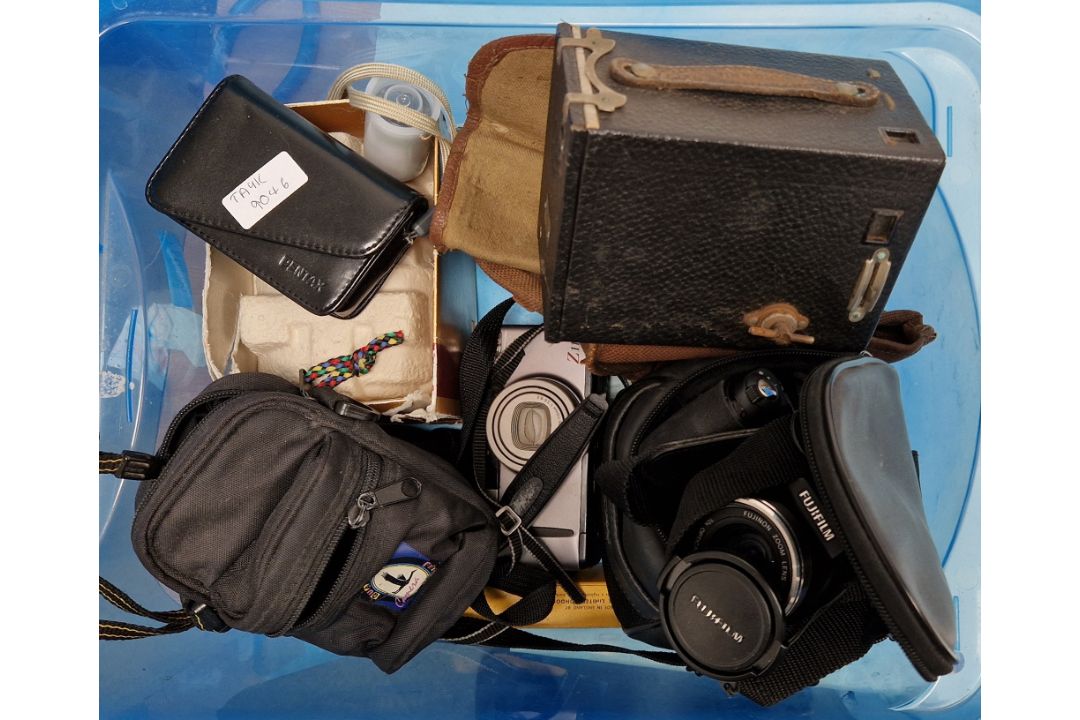 Collection of cameras, equipment and accessories including Pentax MZ-60, Chinon pocket zoom, Canon - Image 3 of 3
