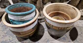 Small quantity of predominantly terracotta pots to include glazed examples (5)