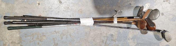 Small quantity of golf clubs (9)