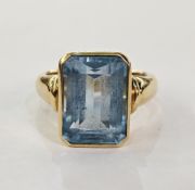 18ct gold and blue topaz ring set with rectangular topaz, finger size N1/2 Condition Report There