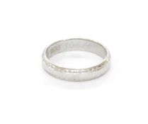 Platinum wedding band by G G & S, the band with engraved borders, finger size M, approx. 5g