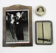 George V silver photograph frame, Sheffield 1911, Walker & Hall, of plain form with arched top