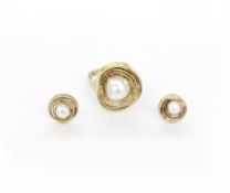 18ct gold ring set with a mabe pearl set in a concentric white and yellow gold frame, finger size