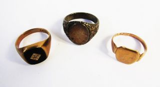 9ct gold signet ring (damaged), 3 grams approx, gent's 9ct gold and onyx signet ring, set small