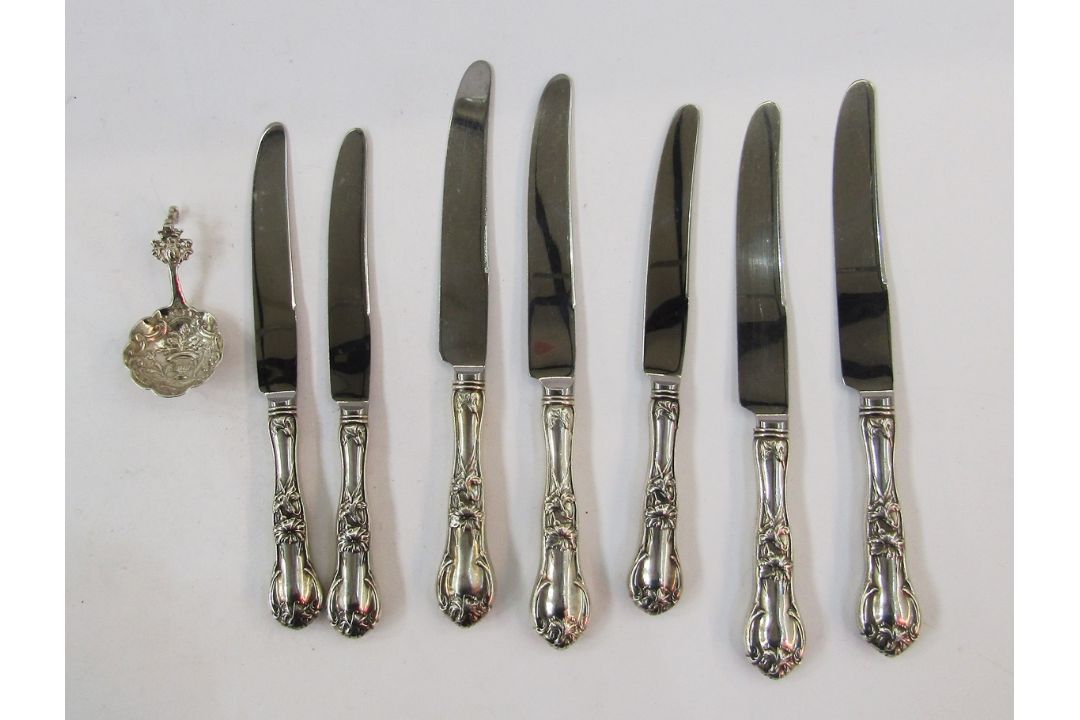Seven sterling handled knives, floral and scroll decorated, and continental silver small caddy spoon - Image 1 of 3