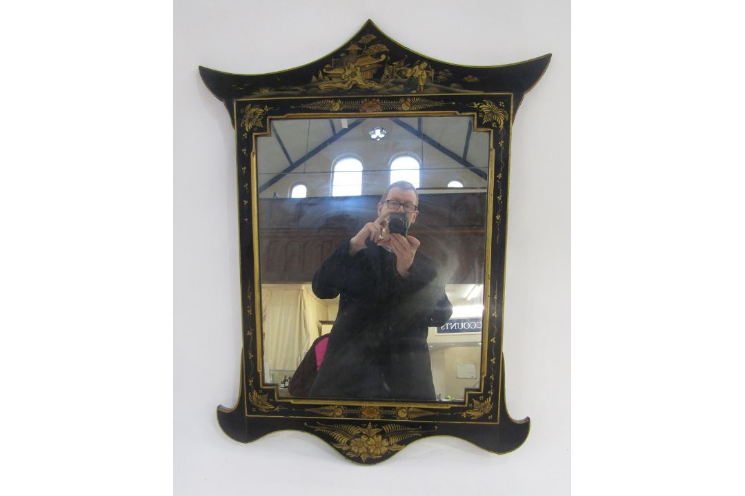 Japanned wall mirror with pagoda-style pediment with gilt chinoisierie and floral decoration on a - Image 1 of 8