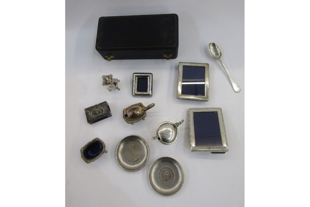 A silver spoon in the 17th century style by the Goldsmiths & Silversmiths Co. Ltd London 1901, three - Image 2 of 9