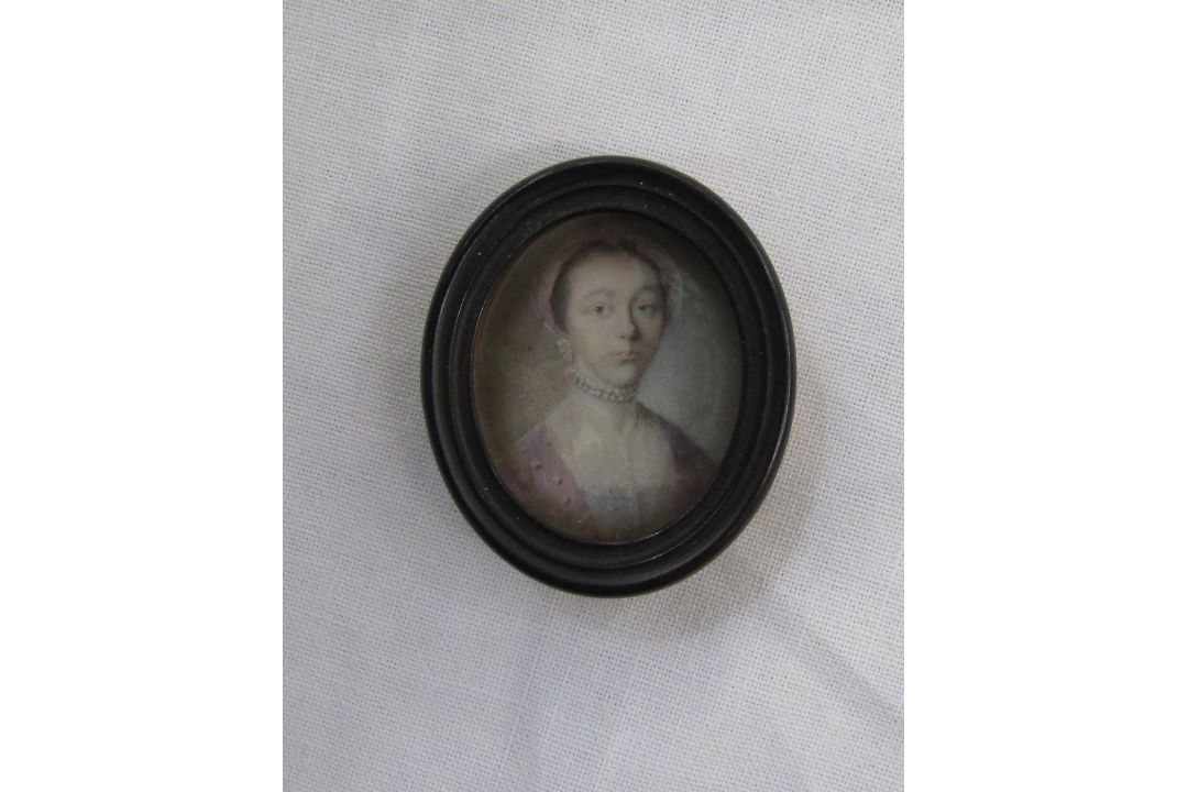 Pair of 18th century portrait miniatures depicting a lady in a pink dress wearing pearls and a - Image 2 of 5