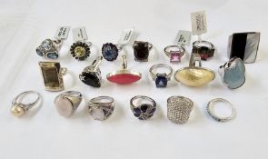 19 silver stone set rings to include agate and mother-of-pearl (1 box) Condition Report