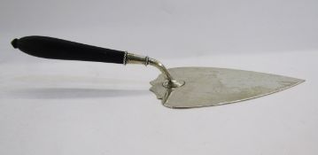 Edwardian silver trowel-pattern cake slice, the ebonised wood handle with silver ropetwist pattern