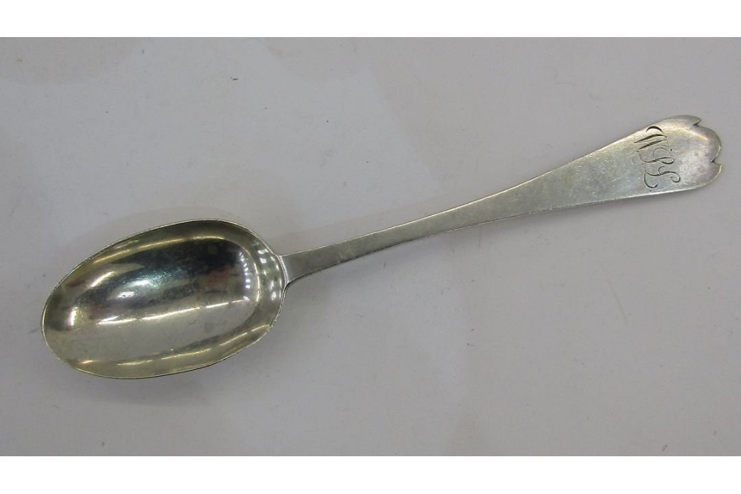 A silver spoon in the 17th century style by the Goldsmiths & Silversmiths Co. Ltd London 1901, three - Image 8 of 9