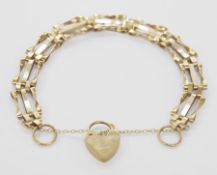 9ct gold three-bar gate link bracelet with 9ct gold heart padlock clasp, approx. 7.3g