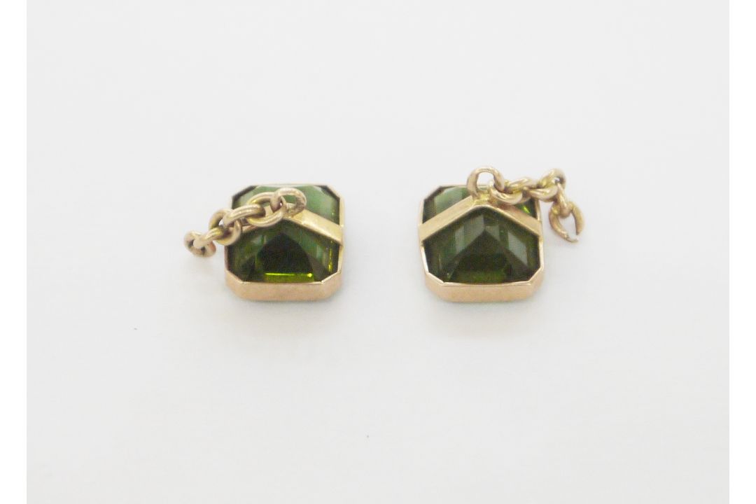 Pair of emerald-cut green tourmaline cufflinks in gold-coloured mounts with chain link (missing back - Image 2 of 2