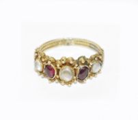 19th century gold-coloured graduated five-stone ring set with alternating moonstone and garnet