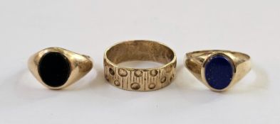 9ct gold wedding ring with textured decoration, size N, a 9ct gold signet ring set with an oval