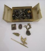 Quantity costume jewellery to include diamante necklace, brooches and other items (1 box)