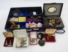 Quantity of costume jewellery including brooches, bracelets, necklaces, etc