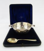 George V silver quaich and spoon set, Sheffield 1926 & 1927, Walker & Hall, the quaich of plain form