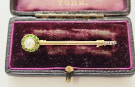 Early 20th century Russian gold coloured comet style bar brooch, one end set with a central pearl (