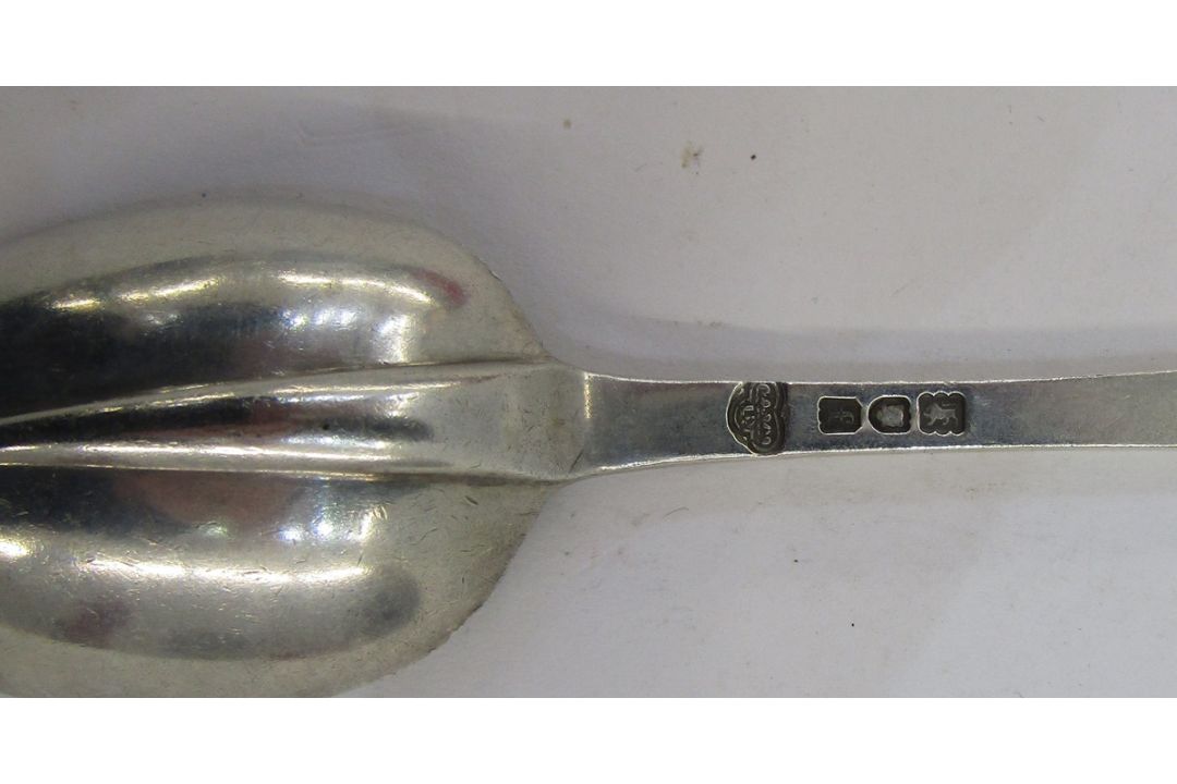 A silver spoon in the 17th century style by the Goldsmiths & Silversmiths Co. Ltd London 1901, three - Image 9 of 9