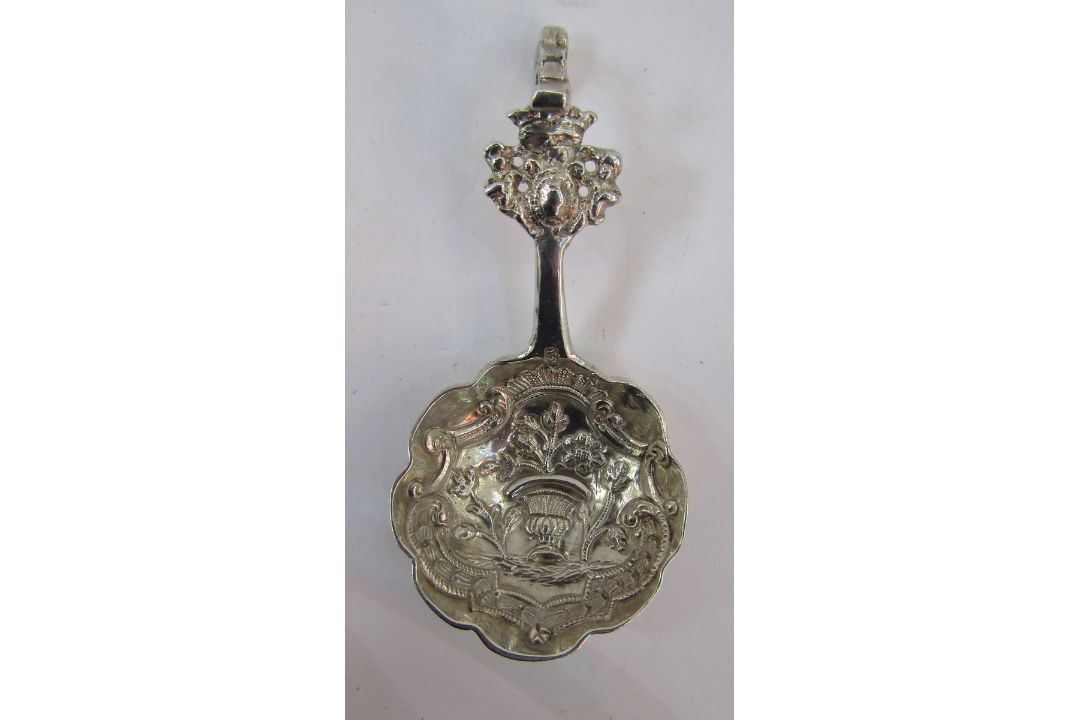 Seven sterling handled knives, floral and scroll decorated, and continental silver small caddy spoon - Image 3 of 3
