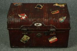 A vintage metal steamer trunk. H.45 W.69 D.47cm.