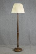 A walnut standard lamp, 20th century. H.183cm.