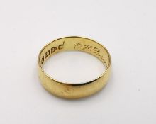 An Edwardian 18ct yellow gold wide D-shaped wedding band, engraved inscription to the inside 'OH