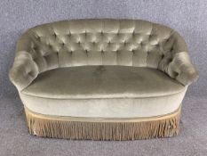 Canape sofa, in deep buttoned velour. H.85 W.155 D.85cm