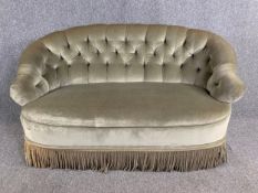 Canape sofa, in deep buttoned velour. H.85 W.155 D.85cm