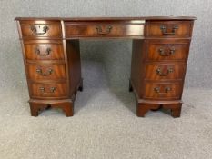Pedestal desk, Georgian style mahogany in three sections with leather inset top. H.77 W.122 D.61cm