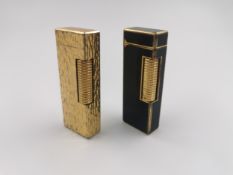 Two Dunhill Rollagas lighters, gold-plated and lacquered. Working, need gas. H.6.5cm.