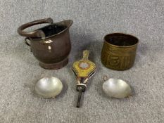 A brass coal helmet, an embossed brass bin, etc. Dia.27cm (largest)