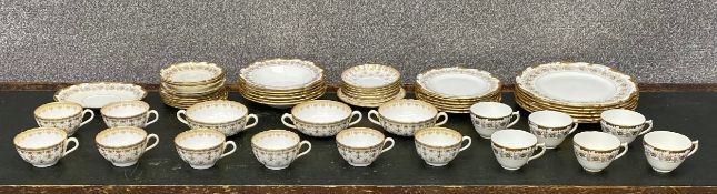 A matched bone china Spode and Coalport tea service. Six dinner plates etc. Dia.27cm (largest)