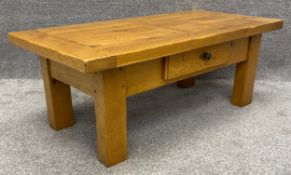 A contemporary oak coffee table. H.45 W.120 D.60cm