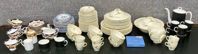 A miscellaneous collection of bone china to include Royal Doulton, Royal Albert, Yuan, Spode, and