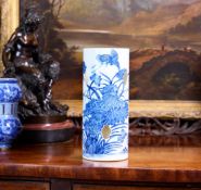 AN EARLY 20TH CENTURY CHINESE BLUE AND WHITE PORCELAIN HAT HOLDER